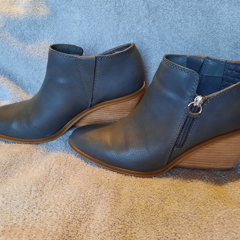 Like new wedge booties